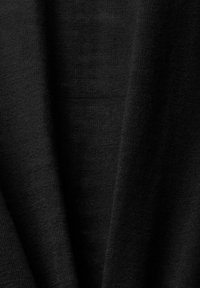 Svart tyg med en mjuk, texturerad yta som har ett subtilt vävningmönster; faller flödande med en lätt glans under ljus.