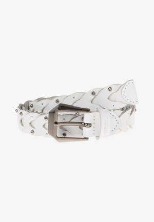 Ceinture en cuir blanc tressé avec clous en métal et boucle rectangulaire argentée, enroulée sur un fond blanc.