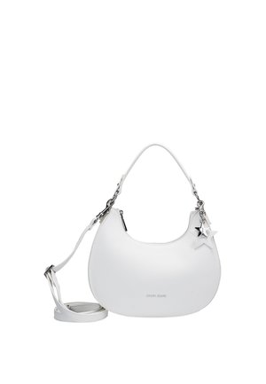 Weiße ledertasche in halbmondform mit kurzem Griff, abnehmbarem langem Riemen, sternförmigem Anhänger und "JOOP! JEANS"-Logo.