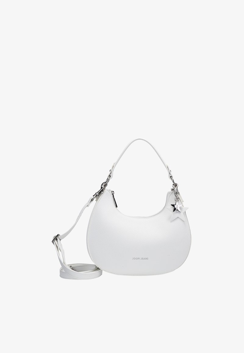 Hvid halvmåneformet lædertaske med kort håndtag, aftagelig lang rem, stjerneformet vedhæng og "JOOP! JEANS"-logo.