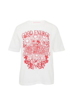 Weißes Kurzarm-T-Shirt mit einem kräftigen roten Blumenmuster und dem Text "GUTE ENERGIE GUTE GEDANKEN WERDEN GUTE DINGE."