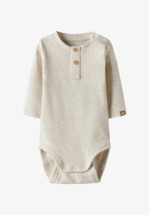 Langärmliger Body aus hellbeigem, geripptem Stoff mit Henley-Kragen, zwei Holzknöpfen und Druckknöpfen am unteren Ende.