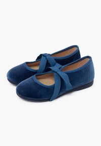 Bailarinas de terciopelo en azul profundo con puntera redondeada, diseño de banda elástica y detalles a juego en forma de cinta. Textura suave y tacón bajo.