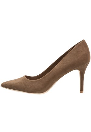Hnědé semišové lodičky s špičatou špičkou a štíhlým jehlovým podpatkem, zobrazené v profilu z pohledu vlevo na bílém pozadí.