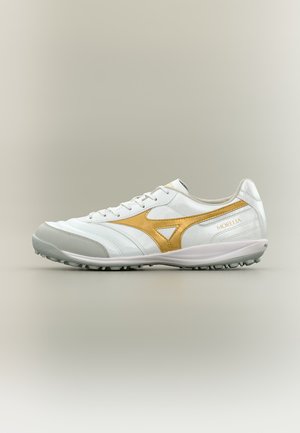 Mizuno MORELIA SALA PRO TF UNISEX - Fodboldstøvler til kunstgræs - white/football gold-coloured/galaxy silver-coloured