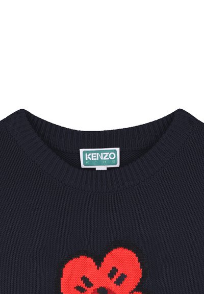 Marineblauwe gebreide trui met een rood bloemenpatroon in het midden. Geribbelde ronde hals met een label waarop 'KENZO KIDS' staat.