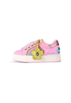 Roze platformsneaker met glinsterende veters, meerkleurige accenten en een glanzende gouden bloem Bedel bevestigd vlakbij de veters aan de zijkant.