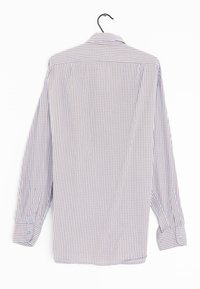 Camicia a maniche lunghe a quadri nei tessuti bianco, blu e rosso, dotata di colletto con bottoni, polsi con un bottone e orlo dritto.