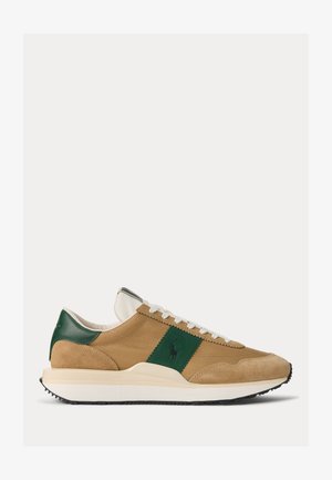 Zapatillas de ante y malla en color beige con detalles en verde, suela negra y cordones blancos; cuentan con un parche de logo en el costado y un cuello acolchado.