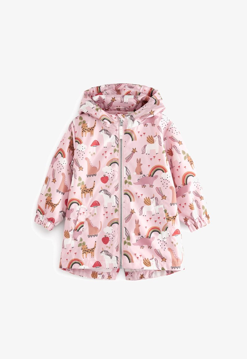 Chaqueta impermeable rosa con capucha, que presenta un patrón caprichoso de animales, arcoíris y corazones; puños elásticos; cremallera frontal; y bolsillos.