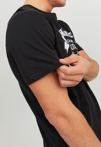 Jack & Jones O-NECK - Apdrukāts T-krekls - black