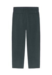 Pantaloni in lino grigio scuro con fascia elastica in vita, gamba dritta e due tasche posteriori con chiusura a bottone. Dettaglio logo discreto sulla cintura.