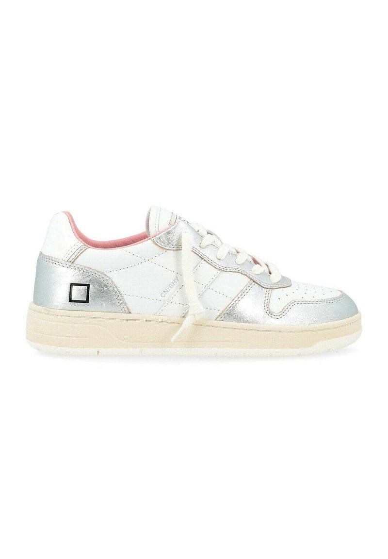Sneaker bianche con accenti silver, tomaia in pelle liscia, zona della punta perforata e fodera interna rosa. Caratterizzate da una suola in gomma piatta.