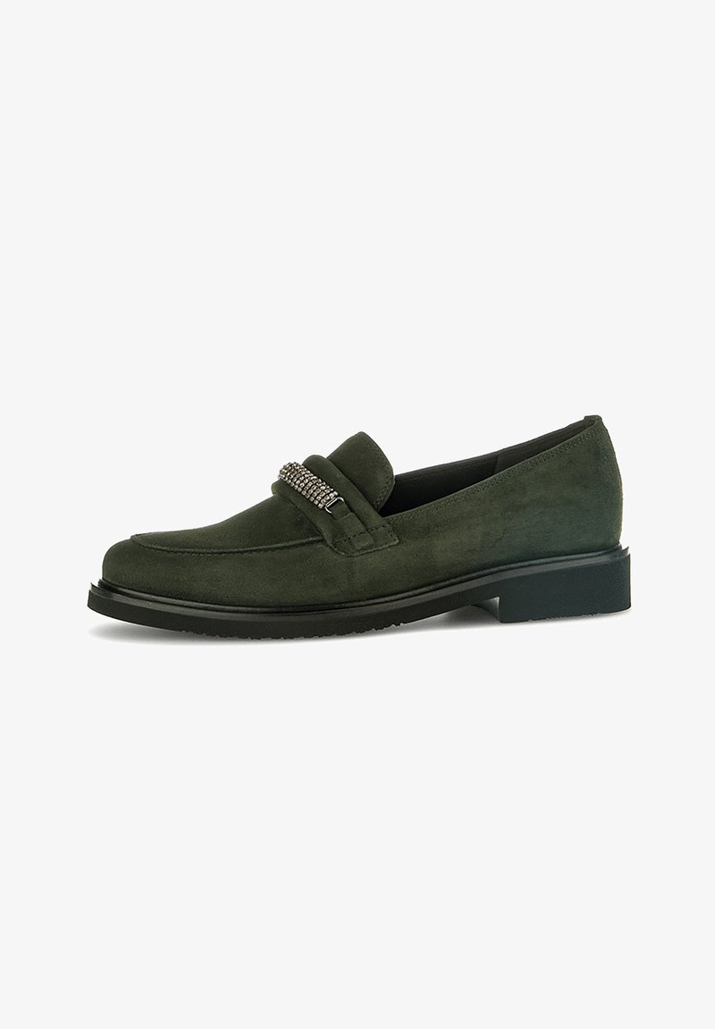 Mocassin en daim vert foncé avec semelle noire et détail décoratif en chaîne argentée sur le cou-de-pied, vue de côté.