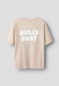 Hellbeige T-Shirt mit kurzen Ärmeln und weißen Bubble-Buchstaben auf dem Rücken, die "Ein Tag ist am besten, wenn man ihn VERFÜGBAR VERSION 2.0" lesen.
