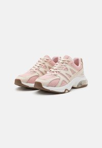Sneaker rosa chiaro con pannelli in rete, linguetta imbottita e design con lacci. Presenta un'intersuola bianca e una suola in gomma marrone per una migliore aderenza.
