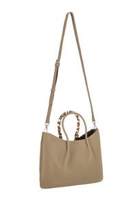 Håndtaske i lysbrunt læder med en struktureret form, der har et mønstret håndtag på toppen og en aftagelig justerbar rem.