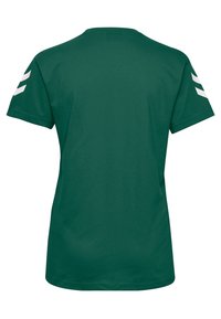 Camiseta verde con cuello redondo y mangas cortas. Presenta tres rayas horizontales blancas en cada hombro. Textura suave, diseño casual.