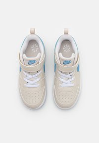 Μπεζ δερμάτινα sneakers με μπλε λεπτομέρειες, πλέγμα εσωτερικά, λευκές κορδόνες και τρυπητό μπροστινό μέρος. Διαθέτουν ιμάντα Velcro και λαβή.