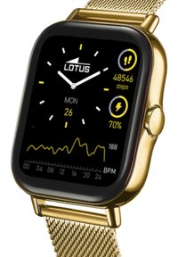 Montre intelligente dorée avec un écran rectangulaire noir. Avec des accents jaunes, elle affiche le nombre de pas, le rythme cardiaque et un graphique. Bracelet en maille métallique.