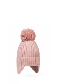 Lys pink strikket hue med ribbet tekstur, der har en stor pom-pom på toppen og klapper, der dækker ørerne for varme.
