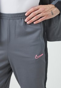 Nike Performance ACADEMY SET - Trainingspak - iron grey/black/sunset pulse