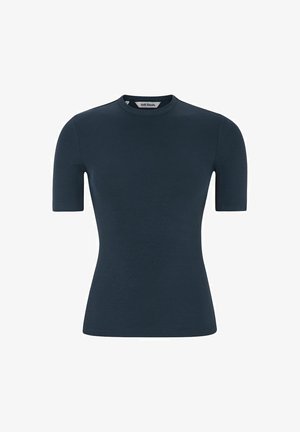 Sötétkék bordázott rövid ujjú póló magas nyakkivágással és testhez simuló szabással. Simább textúra és minimális hardver részletek.