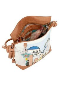Borsa a tracolla beige e bianca con un'illustrazione decorativa a tema marino, dotata di un charm a forma di stella marina, doppi scomparti con zip e una superficie morbida.