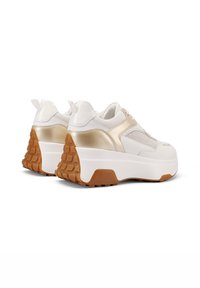 Sneaker bianche con un accento dorato lucido, rete testurizzata e una suola in gomma spessa con un motivo a nido d'ape. Linguetta sul tallone per un facile utilizzo.