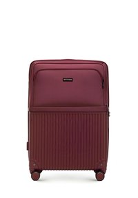 Valise debout bordeaux avec des rainures texturées, deux roues et une poignée supérieure. Elle comprend une poche avant zippée et une plaque de logo de la marque.