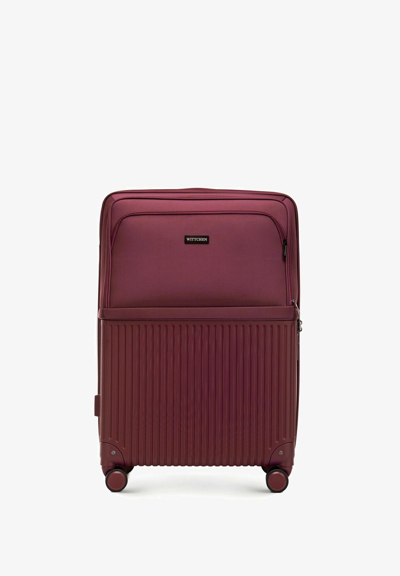 Valigia verticale color bordeaux con righe testurizzate, doppie ruote e maniglia superiore. Presenta una tasca frontale con zip e una placca con il logo del marchio.