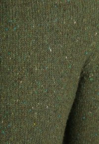 Pullover aus Strickstoff in Dunkelgrün mit Sprenkeln in Blau, Gelb und Braun, mit strukturiertem, geripptem Design und weichem Finish.