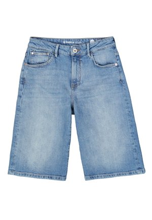 Pantalones cortos de mezclilla azul claro con corte recto. Cuentan con cinco bolsillos, cierre de botón y dobladillo deshilachado en las piernas.