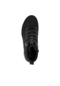 Czarne sneakersy typu high-top wykonane z materiału syntetycznego, z teksturowaną powierzchnią, okrągłym noskiem, grubą białą podeszwą i elastycznymi sznurowadłami.