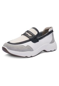 Zapato casual de hombre tipo slip-on con cuero blanco, puntera de ante gris, parte superior de malla negra y suela gruesa de goma blanca.