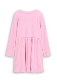 Langärmeliges Kleid aus weichem, rosa geripptem Stoff mit gerafftem Rock. Einfache, runde Halslinie und nahtlose Bündchen unterstreichen das Design.