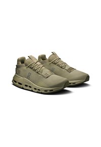 Zapatillas deportivas verde oliva con parte superior de tejido texturizado, diseño con cordones y suela acolchada que presenta cámaras de aire visibles y un acento del logotipo.
