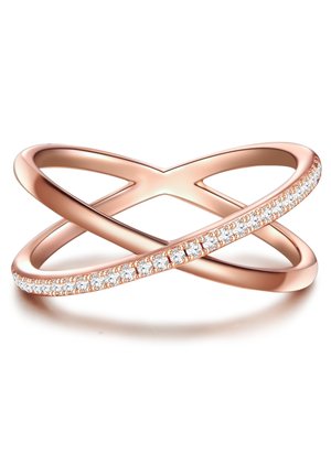Bague en or rose avec un design entrelacé, ornée d'une rangée de petites pierres précieuses claires sur un côté et une finition lisse et polie.