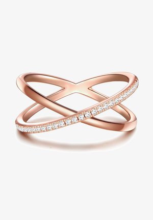 Bague en or rose avec un design entrelacé, ornée d'une rangée de petites pierres précieuses claires sur un côté et une finition lisse et polie.