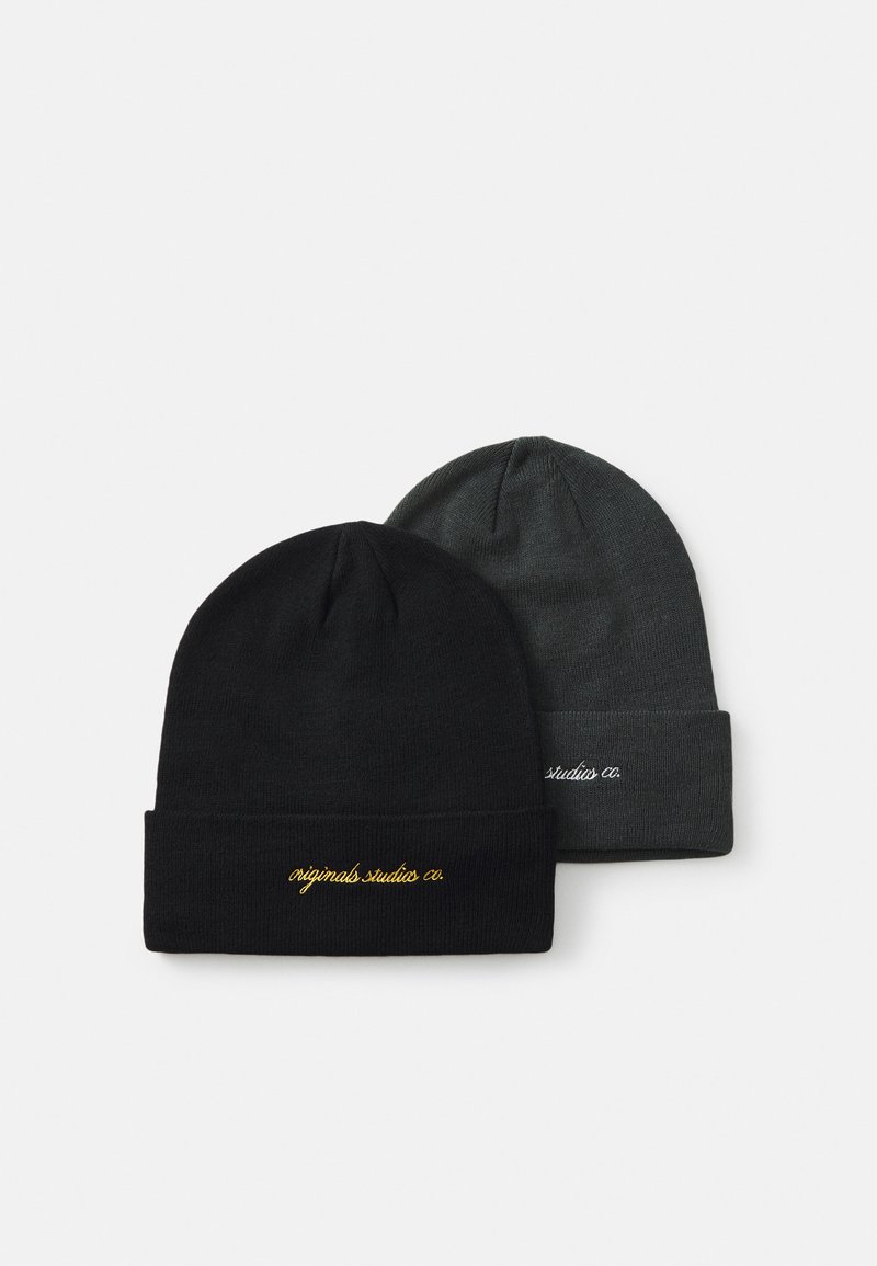 Gorros de lana negros y gris oscuro. Ambos presentan un diseño de puño con bordado contrastante: letras doradas y blancas en cada gorro respectivo.