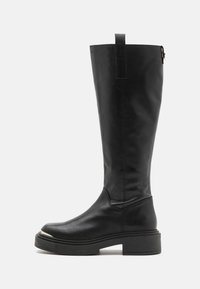 Botas de cuero negras hasta la rodilla con una textura suave, punta redondeada, suela de plataforma gruesa y una pestaña de agarre en la parte superior para facilitar su uso.