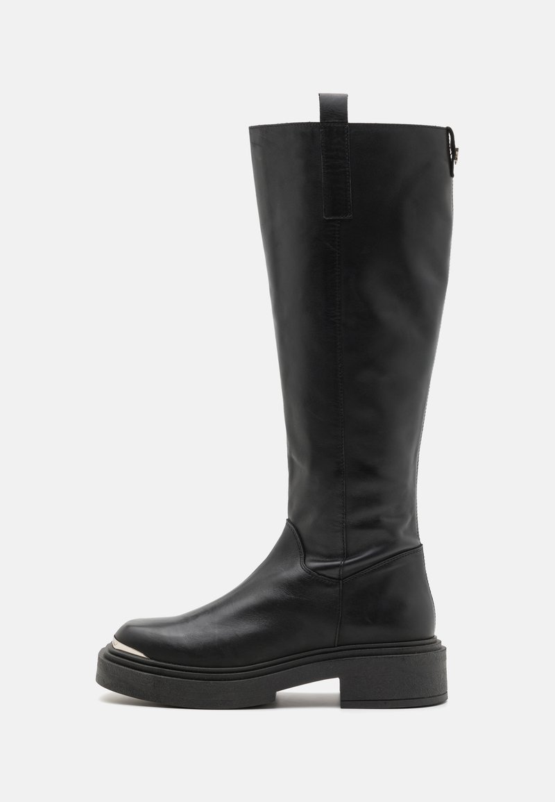 Botas de cuero negras hasta la rodilla con una textura suave, punta redondeada, suela de plataforma gruesa y una pestaña de agarre en la parte superior para facilitar su uso.