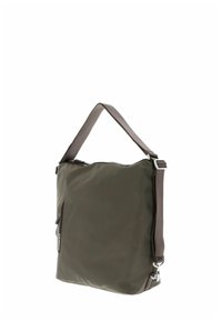 Sac à épaule en nylon khaki de forme rectangulaire plate, avec une bandoulière réglable en marron foncé, des accessoires en métal argenté et une poche zippée sur le côté.