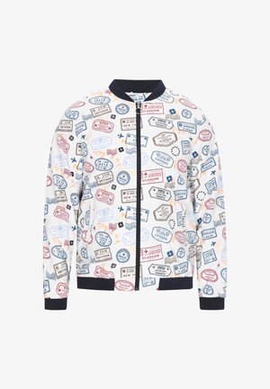 Chaqueta bomber de tela blanca con un patrón diverso de sellos de viaje en azul, rojo y negro. Cuello y puños acanalados en azul marino.