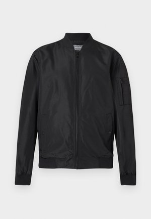 Μαύρο bomber μπουφάν με φερμουάρ μπροστά, ριμπ γιακά και μανσέτες, δύο τσέπες με κουμπιά μπροστά και μια τσέπη με φερμουάρ στο αριστερό μανίκι.