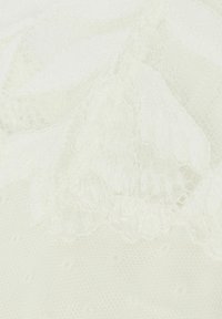 Witte kantstof met bloemmotieven, textuurlagen en delicate geschulpte randen. De achtergrond heeft een fijne, zachte gebreide textuur.