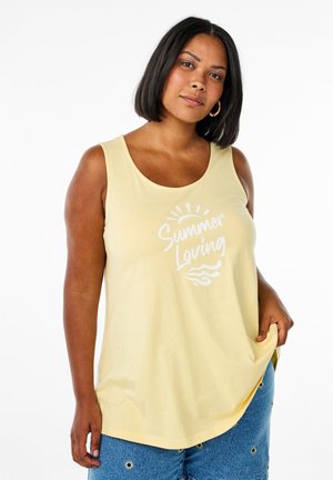 Canotta gialla chiaro con scollo rotondo e vestibilità ampia. Presenta testo bianco che dice "Amore d'Estate" con grafiche di sole e onde.