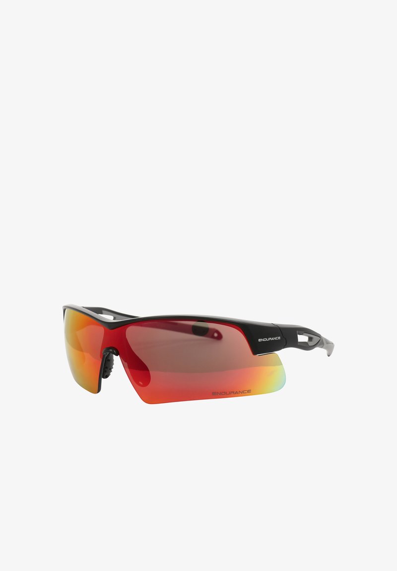 Lunettes de soleil avec une monture noire, des verres teintés rouges et oranges, et des accents en argent ; elles possèdent un coussinet nasal ajustable pour le confort.
