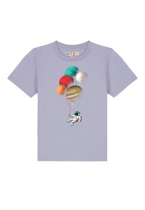 Lichtpaarse katoenen t-shirt met een astronaut die multikleurige planetenballonnen vasthoudt in verschillende tinten en texturen.