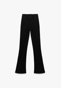 Pantalones acampanados negros fabricados con un tejido texturizado, que presentan una cintura alta y un diseño liso a lo largo de las piernas. Sin patrones ni acentos visibles.